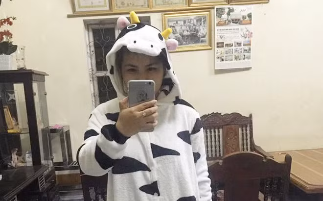 Lướt mạng xã hội trong ngày này, dân mạng sẽ có chung một cảm nhận đó là nhà nhà, người người khoe quà 20/10 đặc biệt là các bà mẹ bỉm sữa. Xung quanh những món quà này cũng có không ít câu chuyện khiến cộng đồng mạng thích thú, điển hình như câu chuyện của một bà mẹ "bò sữa" với món quà độc lạ mà chồng của chị đã dành tặng.