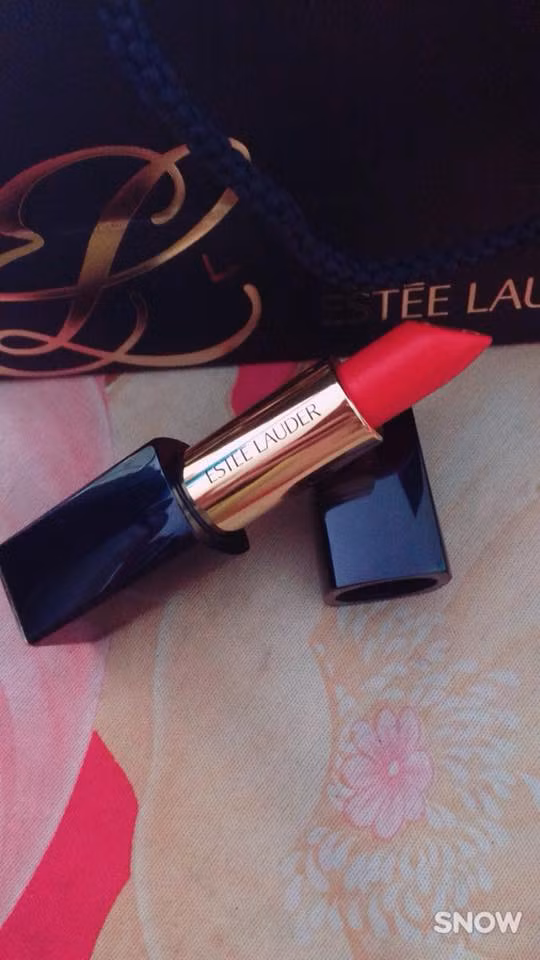 Mẹ Nguyễn Hà và món quà là thỏi son hàng hiệu. Đây là món quà mà nhiều chị em mơ ước.