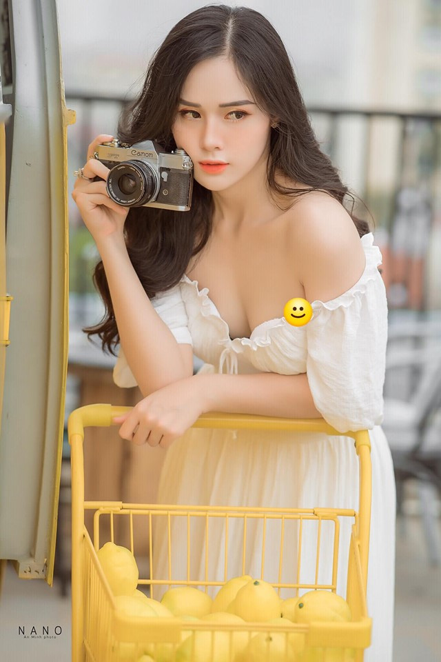 Chuyện hẹn hò của Huyền Trang vớicầu thủ đội tuyển U23 Việt Namtừng tốn nhiều giấy mực của . Dư luận cho rằng việc hẹn hò với một cô gái hoạt động trong showbiz sẽ ảnh hưởng phong độ và danh tiếng của cầu thủ trẻ.