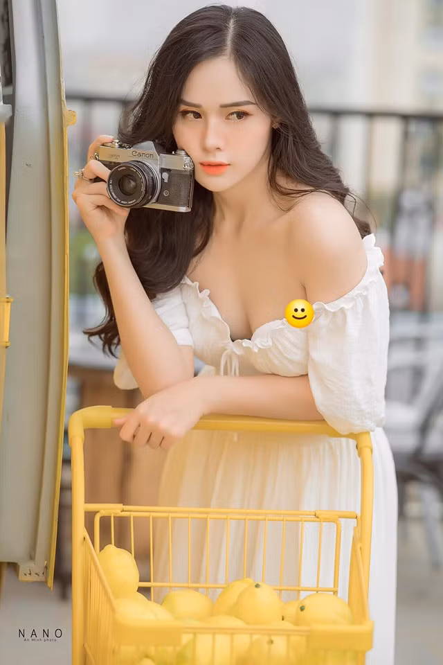 Chuyện hẹn hò của Huyền Trang vớicầu thủ đội tuyển U23 Việt Namtừng tốn nhiều giấy mực của . Dư luận cho rằng việc hẹn hò với một cô gái hoạt động trong showbiz sẽ ảnh hưởng phong độ và danh tiếng của cầu thủ trẻ.