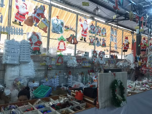 Ngoài ra, các mặt hàng như thiệp Giáng sinh, hình ông già Noel với giá rẻ hơn, rất dễ mua nên cũng được khách hàng ưa chuộng.