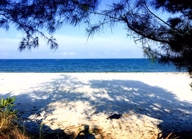 Biển Quan Lạn xanh ngắt, bãi cát trắng tinh.