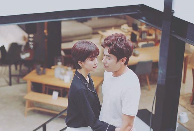 Nặng lời hơn, nickname Minh Quân chia sẻ: "Là "con giáp 13" có gì vui không An. Bạn đã từng nói rất nhiều, nói rất hay về kẻ thứ ba mà giờ bạn lại vào vai người thứ ba cũng khá đạt. Chính bạn đang làm mất đi hình tượng của bạn rất nhiều. Tôi chẳng cần biết đây là chiêu trò Pr hay tình thật nhưng bạn đang là kẻ phá vỡ hạnh phúc 10 năm của người khác".