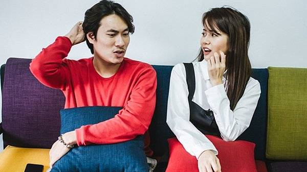 Đồng quan điểm với Tuấn Hoàng là Huy Quang cho biết: "Dù có là chiêu trò Pr hay tình thật nhưng họ xứng đôi vừa lứa mà. Có gì sai đâu mà các mẹ, các má cứ phải ầm ầm lên. Mấy ngày nữa là chuyện sẽ hạ màn thôi".