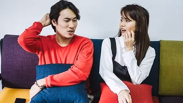 Đồng quan điểm với Tuấn Hoàng là Huy Quang cho biết: "Dù có là chiêu trò Pr hay tình thật nhưng họ xứng đôi vừa lứa mà. Có gì sai đâu mà các mẹ, các má cứ phải ầm ầm lên. Mấy ngày nữa là chuyện sẽ hạ màn thôi".