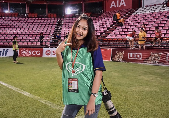 Aor Sureeporn là bóng hồng làng báo Thái Lan từng gây chú ý khi mặc áo đỏ sao vàng đi cổ tuyển Việt Nam trong trận chung kết King's Cup gặp Curacao. Cô nàng này hiện công tác tại trang tin thể thao tại xứ chùa Vàng.