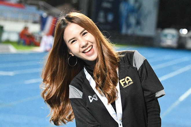 Không chỉ là phóng viên khá nổi trên mạng xã hội Thái Lan, Butsakorn Eakkaphan (biệt danh Pia, 24 tuổi) còn được biết đến là bạn gái của cầu thủ Supachai Jaided (21 tuổi).