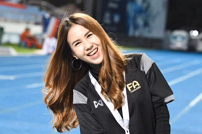 Không chỉ là phóng viên khá nổi trên mạng xã hội Thái Lan, Butsakorn Eakkaphan (biệt danh Pia, 24 tuổi) còn được biết đến là bạn gái của cầu thủ Supachai Jaided (21 tuổi).