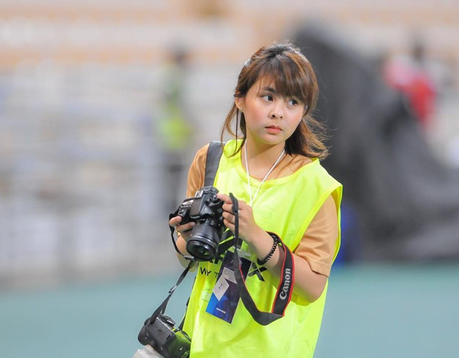 Kiaopoon Kapoon gây ấn tượng mạnh với nhiều người khi xuất hiện tại sân tập luyện của đội tuyển Thái Lan ở King’s Cup 2019. Hiện cô đang làm việc tại Liên đoàn bóng đá Thái Lan (FAT).