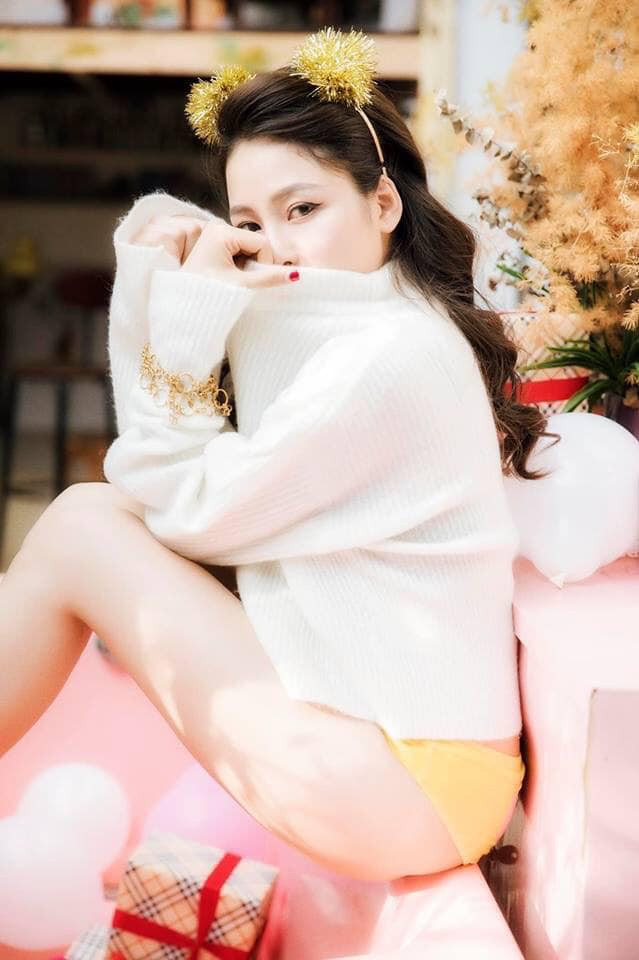 Cụ thể, Trâm Anh diện áo len cổ lọ màu trắng be kết hợp với quần bikini màu vàng. Sự kết hợp kệch cỡm lại được gắn thêm với bối cảnh đón Giáng Sinh vào mùa đông lạnh lẽo khiến nhiều người cho rằng, cô nàng hot girl 9X này tung ảnh mới chỉ nhằm mục đích khoe thân, câu view.