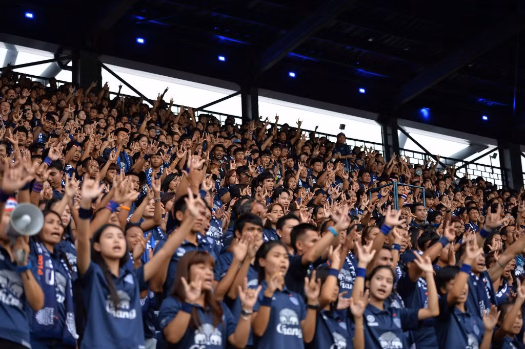 Đứng ở vị trí vô địch trong danh sách của trang Football Channel Asia đưa ra đó là SVĐ New I-Mobile của CLB Buriam United (Thái Lan). Sân này có sức chứa 32.600 chỗ ngồi và trung bình một trận đấu, SVĐ New I-Mobile đón 21.043 khán giả.