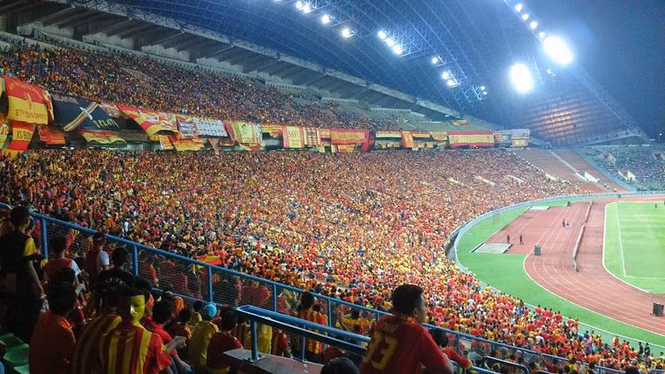 Shah Alam với sức chứa 80.000 chỗ ngồi và trung bình mỗi trận đấu của CLB Selangor FA của Malaysia, sân này đón 13.380 khán giả đến cổ vũ. SVĐ này xếp ở vị trí thứ 7 trong danh sách những "chảo lửa" nóng nhất ĐNA.