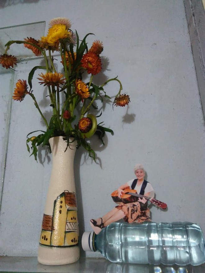 Dù đã 75 tuổi nhưng bà ngoại xì-tin của Thiên Ca vẫn hết sức trẻ trung. Bà cũng dùng Facebook như con cháu, hơn nữa là dùng đã được một khoảng thời gian khá dài.