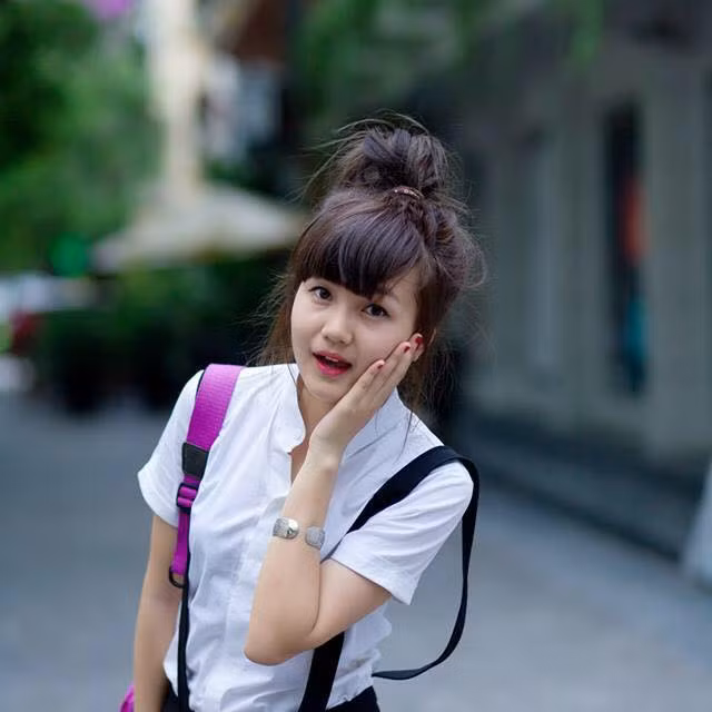 Trong chiếc áo trắng cùng khuôn mặt ngây thơ, nhiều người tưởng cô gái 9X này là học sinh cấp 3. Ảnh: FBNV.