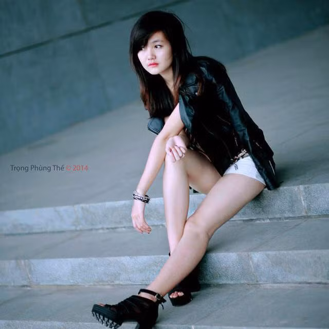 Đôi chân dài miên man cùng làn da trắng hồng là vũ khí giúp Tháo Thị Dung ghi điểm trong mắt cư dân mạng ngay khi ngắm ảnh.