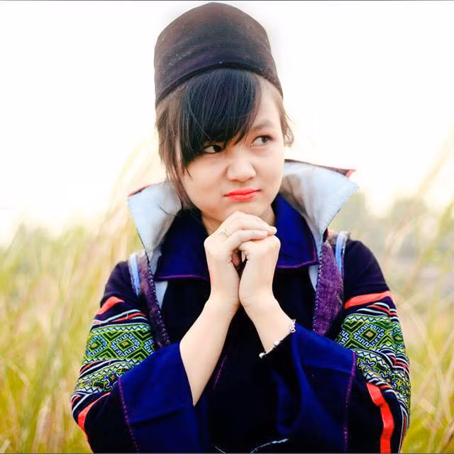 Vừa qua, cô hot girl 9X này được cư dân mạng chú ý tới bằng bộ ảnh xinh đẹp trong bộ trang phục truyền thống của dân tộc H'Mông đón Tết.
