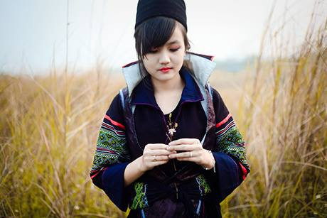 Với lối biểu cảm tự nhiên, điểm thêm bằng trang phục dân tộc lạ mắt đã mang lại thành công cho bộ ảnh.