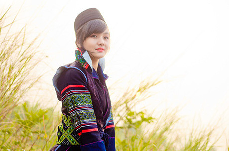 Thào Thị Dung hay còn được biết bằng nickname Dung Thì Thào sinh năm 1993 tại Lào Cai. Hiện đang theo học tại Học viện Báo chí và Tuyên truyền.