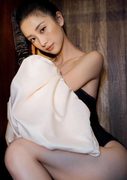 Năm ngoái, sau khi thừa nhận đã "trùng tu" vòng 1, nữ diễn viên không ngần ngại khoe ảnh diện đồ sexy. Cô nàng hot girl gốc Việt này "lột xác" với vẻ ngoài cá tính, trưởng thành và gợi cảm.