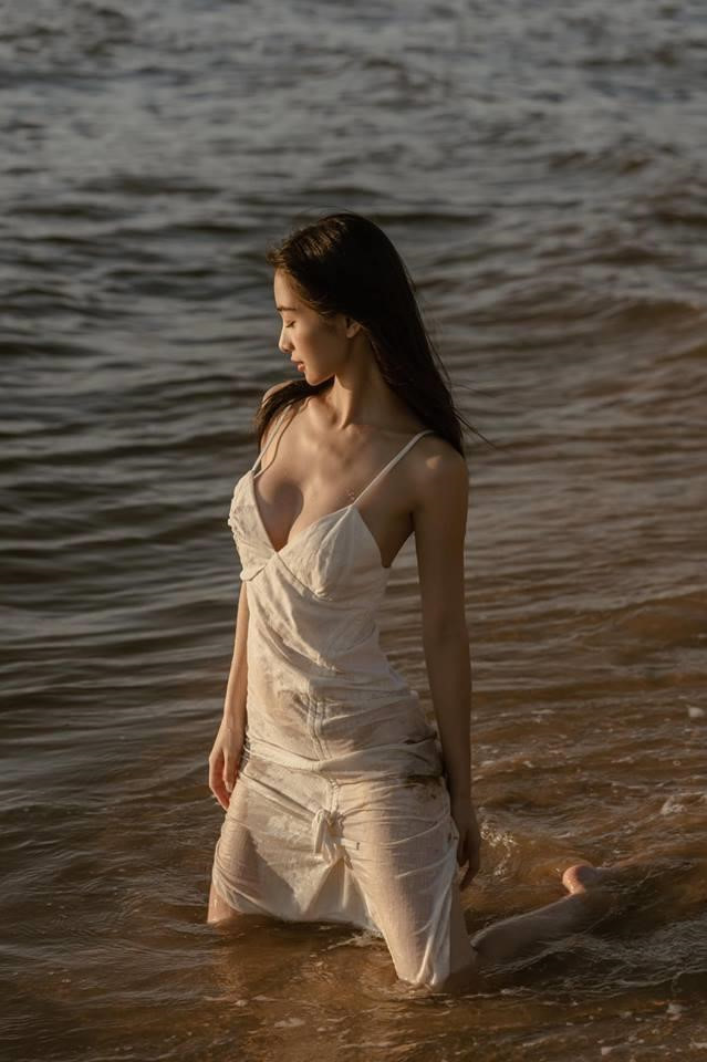 Để đánh dấu cột mốc lịch sử này, hot girl Jun Vũ đã đăng dòng thông báo, gửi lời cảm ơn người hâm mộ, kèm theo đó là bộ ảnh cực "gợi tình" ở biển.