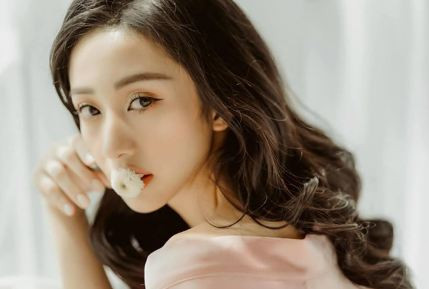 Cuối năm 2018, hình ảnh của Jun Vũ “gây bão” trên nhiều diễn đàn ở Hàn Quốc. Đông đảo dân mạng xứ sở kim chi dành lời khen ngợi cho gương mặt xinh đẹp và thân hình quyến rũ của 9X