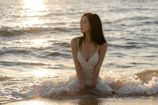 Mới đây trên trang cá nhân của Jun Vũ đã chính thức đạt cán mốc 1 triệu lượt theo dõi. Con số này đưa cô nàng gốc Việt này lọt vào top những hot girl triệu view của MXH Việt.