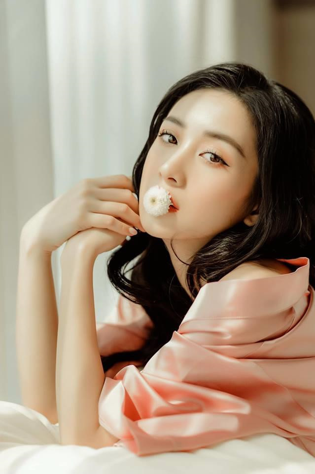 Khi mới bắt đầu hoạt động nghệ thuật, Jun Vũ được biết đến với biệt danh "hot girl trà sữa" vì gắn liền với hình ảnh ngây thơ, trong sáng.