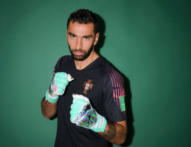 Thủ thành Rui Patricio trong đôi găng tạo dáng của võ sĩ đấm bốc thay vì một thủ môn. Ở kỳ World Cup lần này, NHM "A Selecao" cũng hy vọng thủ thành này thi đấu xuất thần như ở Euro 2016 nơi mà Bồ Đào Nha lên ngôi vương tại châu Âu.