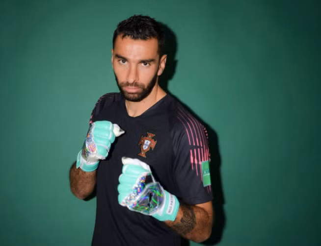 Thủ thành Rui Patricio trong đôi găng tạo dáng của võ sĩ đấm bốc thay vì một thủ môn. Ở kỳ World Cup lần này, NHM "A Selecao" cũng hy vọng thủ thành này thi đấu xuất thần như ở Euro 2016 nơi mà Bồ Đào Nha lên ngôi vương tại châu Âu.