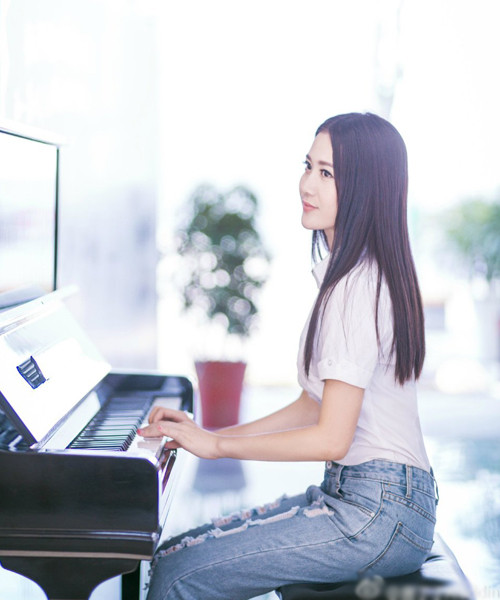 Ngoài vẻ đẹp trong giờ đứng lớp thì Đường Đinh Đinh còn thu hút người nhìn ngay cả ngoài đời bằng phong cách ăn mặc hết sức thanh lịch và nhẹ nhàng.