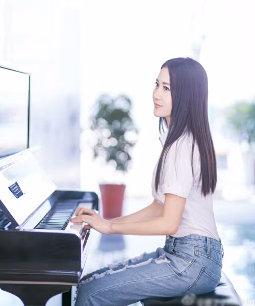 Ngoài vẻ đẹp trong giờ đứng lớp thì Đường Đinh Đinh còn thu hút người nhìn ngay cả ngoài đời bằng phong cách ăn mặc hết sức thanh lịch và nhẹ nhàng.