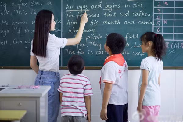 Đường Đinh Đinh sinh năm 1993 tại Giang Tô - Trung Quốc. Cô từng tốt nghiệp Đại học Sư phạm An Khánh tỉnh An Huy. Hiện tại cô đang là giáo viên của một trường tiểu học tại thành phố Giang Tô.