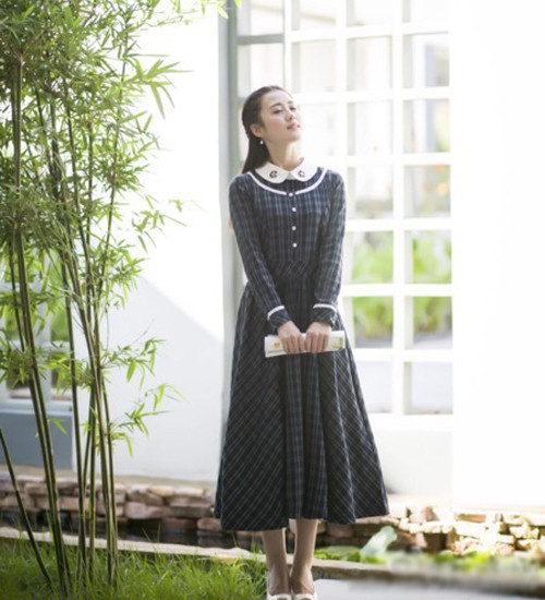 Khuôn mặt trắng trẻo, thanh tú cùng với mái tóc dài đen nhánh khiến cho Đường Đinh Đinh nhẹ nhàng nhưng không kém phần quyến rũ. Để có được một thân hình nuột nà và có sức khỏe để đứng lớp, cô giáo xinh đẹp người Trung Quốc thường xuyên dành thời gian để tập Gym