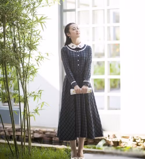 Khuôn mặt trắng trẻo, thanh tú cùng với mái tóc dài đen nhánh khiến cho Đường Đinh Đinh nhẹ nhàng nhưng không kém phần quyến rũ. Để có được một thân hình nuột nà và có sức khỏe để đứng lớp, cô giáo xinh đẹp người Trung Quốc thường xuyên dành thời gian để tập Gym