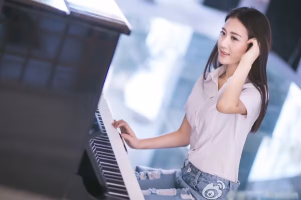 Đường Đinh Đinh chia sẻ, người có ảnh hưởng lớn nhất trong việc cô chọn nghề "gõ đầu trẻ" đó là ông nội của cô khi ông cũng là một giáo viên xuất sắc.