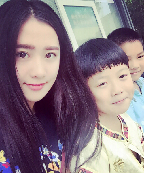 Ngoài niềm vui với những đứa trẻ trong giờ đứng lớp, cô giáo xinh như hot girl Đường Đinh Đinh còn có có thú vui khác như đọc sách, viết thư pháp hay chơi piano.