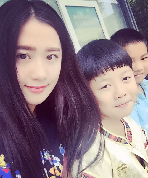 Ngoài niềm vui với những đứa trẻ trong giờ đứng lớp, cô giáo xinh như hot girl Đường Đinh Đinh còn có có thú vui khác như đọc sách, viết thư pháp hay chơi piano.