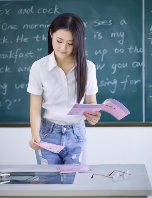 Thời gian qua, những bức ảnh đứng lớp của cô giáo tiểu học Trung Quốc là Đường Đinh Đinh thu hút hàng ngàn lượt chia sẻ và bình luận của cư dân mạng. Bộ ảnh này đã khiến tên tuổi của cô giáo sinh năm 1993 này trở hết "hot" trong cộng đồng mạng.