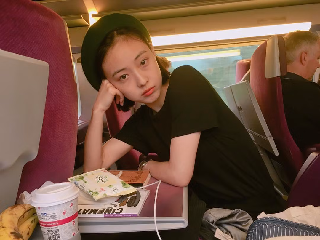 Đi qua khuôn mặt, càng ngắm nhìn Jeon So Ni người ta lại càng ấn tượng với mái tóc ngắn. Tưởng chừng chẳng có gì đặc biệt nhưng chính nó lại giúp 9X xứ Kim Chi này trở nên nổi bật giữa rừng gái xinh trên cộng đồng mạng.