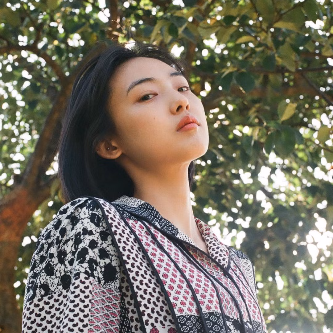 Thoạt đầu nhìn Jeon So Ni, nhiều người sẽ bị ấn tượng bởi làn da trắng hồng, sống mũi cao và thẳng, đôi mắt không quá to tròn theo gen của người Hàn Quốc nhưng lại rất vừa vặn với khuôn mặt trái xoan của cô bạn.