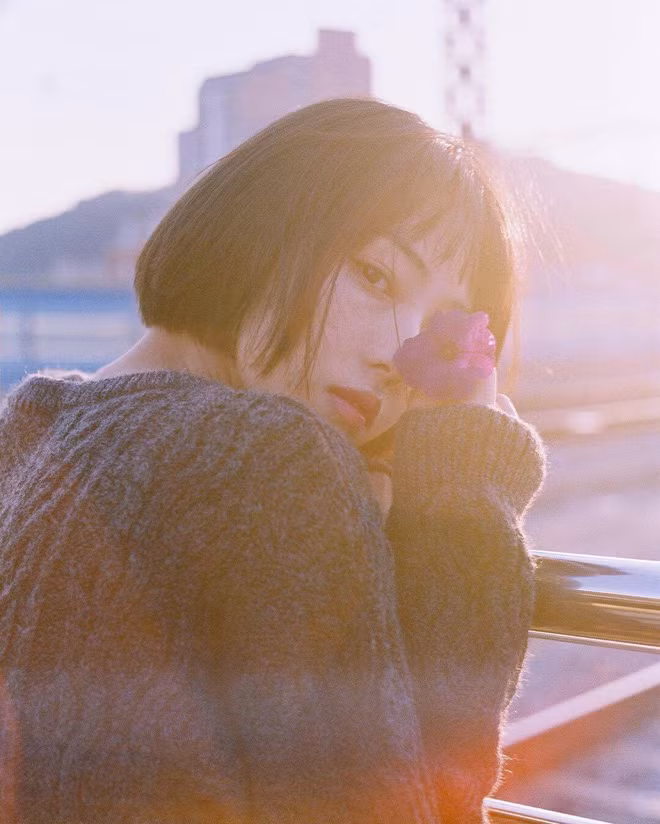 Nhưng dù có để tóc dài như ngày xưa hay để tóc ngắn như bây giờ thì vẫn không thể phủ nhận được sức hút của Jeon So Ni trong mắt cộng đồng mạng.