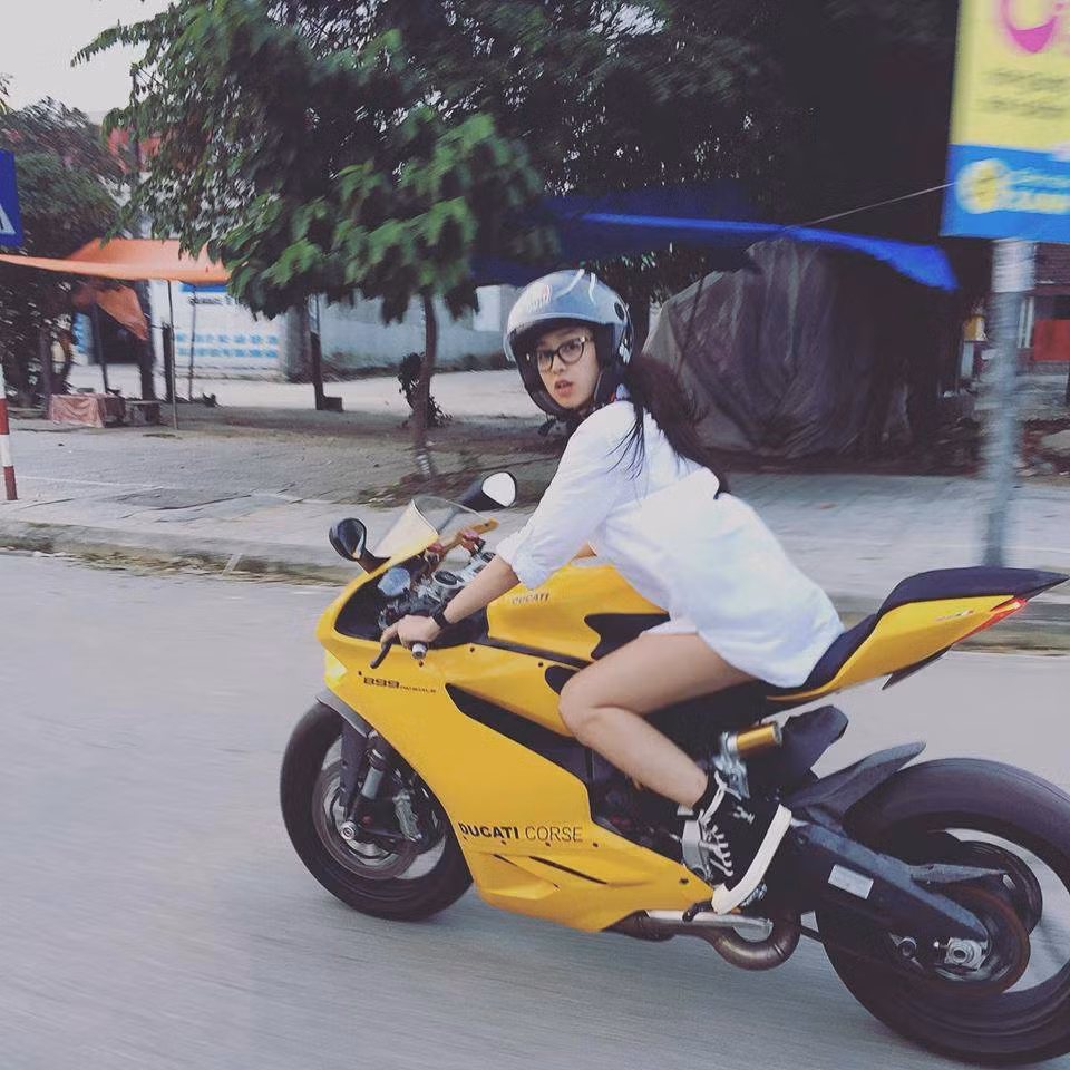 Mới đây, "500 anh em" đã truyền tay nhau hình ảnh một cô gái xinh đẹp, đôi chân dài thướt tha, cùng khuôn mặt ấn tượng ngay lần gặp đầu tiên, cưỡi moto đi dạo phố đã khiến cộng đồng mạng phát sốt.