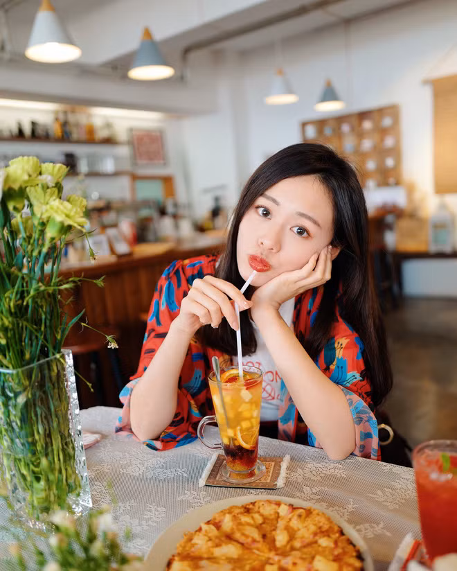 Tất nhiên, cũng có một vài ý kiến bênh vực Ding Ding vì cho rằng con gái khi không trang điểm trông ai cũng kém sắc đi vài phần.