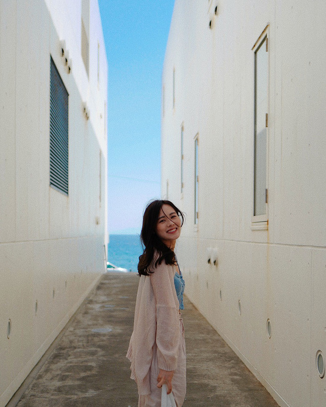 Sau khi nhan sắc thật của nữ thân livestream lộ diện, những chàng trai trong fanclub của Ding Ding thôi: "Trời ơi, chẳng giống trên hình tí nào vậy?", "Sao nhìn mặt cô nàng cứ kì kì thế nhỉ?", "Hic, một nữ thần MXH của tôi lại ra đi"...