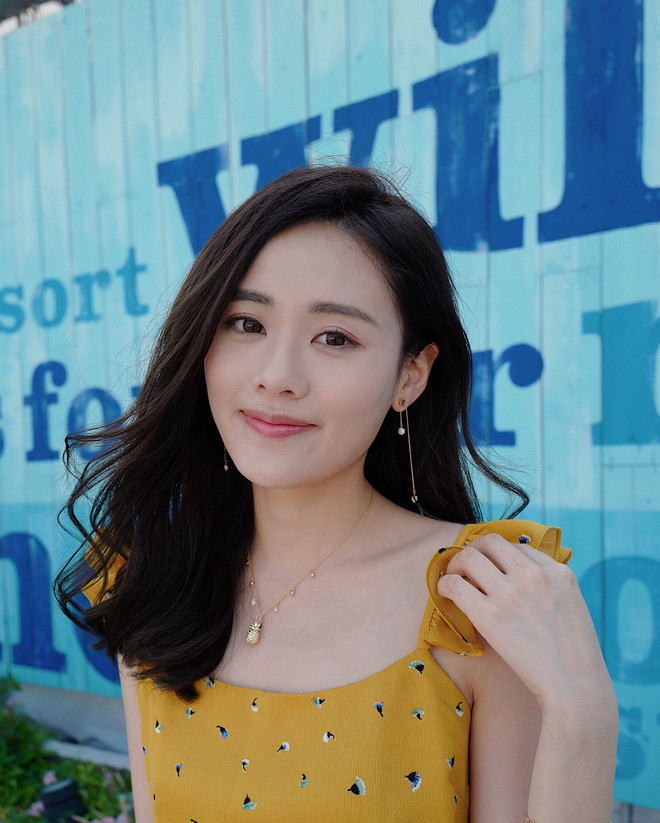 Ding Ding trên sóng livestream để lộ làn da nhợt nhạt nhiều khuyết điểm, mũi thô hơn, bọng mắt lớn, cằm thiếu thon gọn.