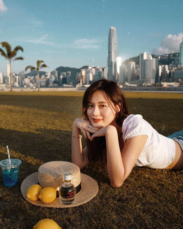 Ding Ding vốn là nữ thần trong mộng của không ít chàng trai, trang cá nhân của cô gái Trung Quốc này sở hữu hơn 280.000 lượt follow. Trong những bức hình được đăng tải lên trang cá nhân, nhìn cô nàng lúc nào cũng lung linh, với làn da trắng sáng, vóc dáng thanh mảnh, cùng khí chất đặc biệt dịu dàng.