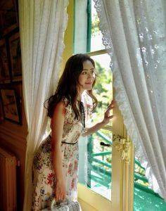 Trước khi có pha lộ nhan sắc thật, Ding Ding thường xuyên đi du lịch và càng khiến người ta ngưỡng mộ hơn với những shoot hình đẹp như cắt ra từ tạp chí.