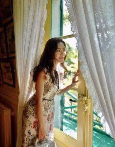 Trước khi có pha lộ nhan sắc thật, Ding Ding thường xuyên đi du lịch và càng khiến người ta ngưỡng mộ hơn với những shoot hình đẹp như cắt ra từ tạp chí.