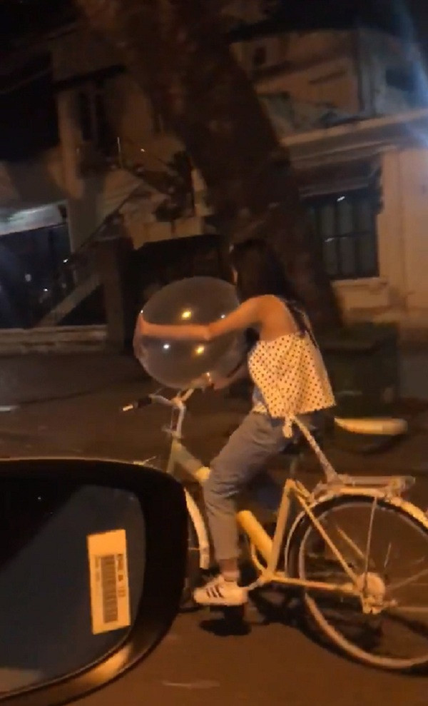 Thời gian qua, chỉ cần gõ từ khóa “bóng cười” lên thanh công cụ tìm kiếm của Facebook, có thể nhanh chóng thấy hàng loạt trang fanpage công khai rao bán loại bóng chứa chất kích thích này. Thậm chí, những hình ảnh giới trẻ thản nhiên hút bóng cười giữa đường cũng vì thế lần lượt xuất hiện sau một tác vụ tìm kiếm.