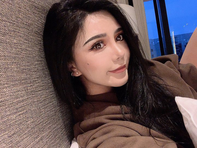 Và tất nhiên, chuyện gì đến cũng phải đến, toàn bộ dung nhan thật 100% của hot girl mạng lộ diện hoàn toàn trước sự chứng kiến của hàng nghìn người đang xem trực tiếp.